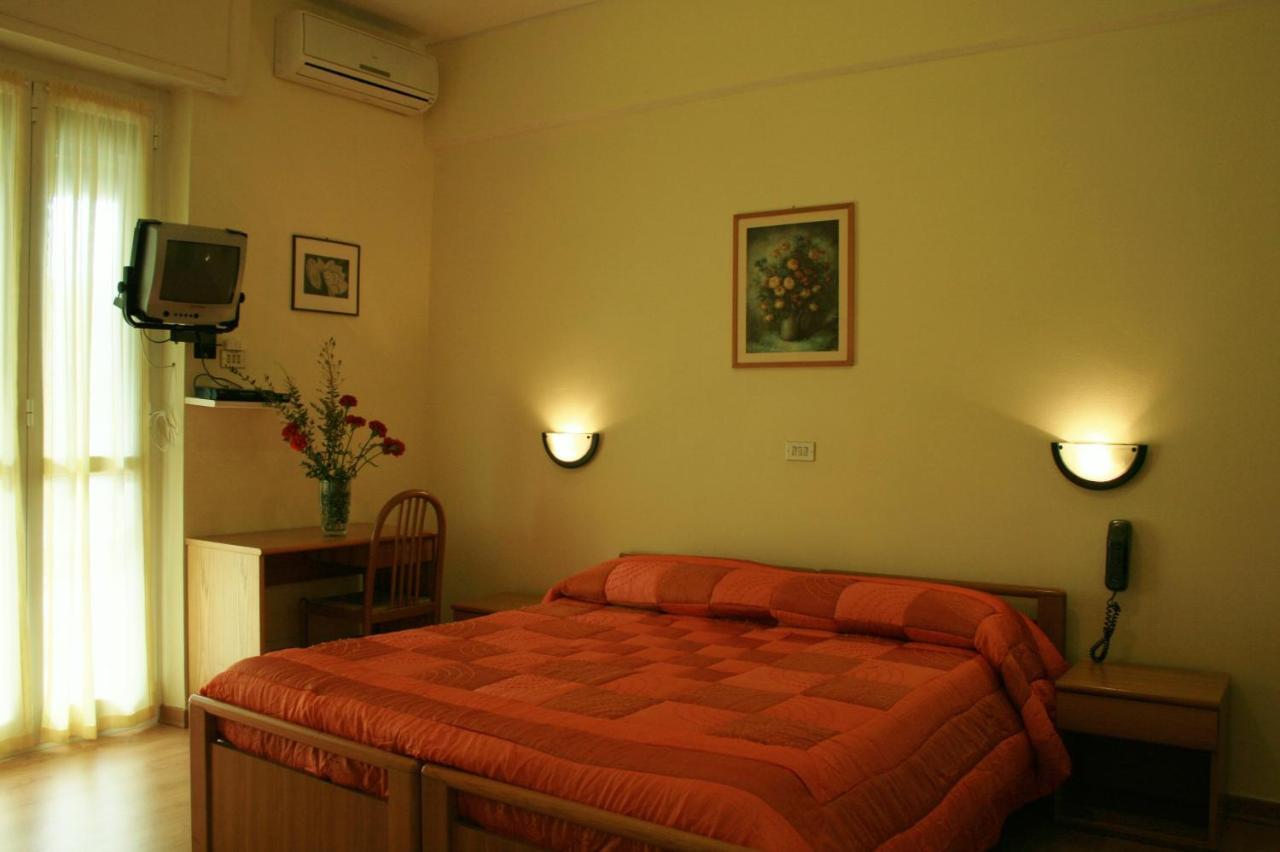 Hotel Milano Loano Esterno foto