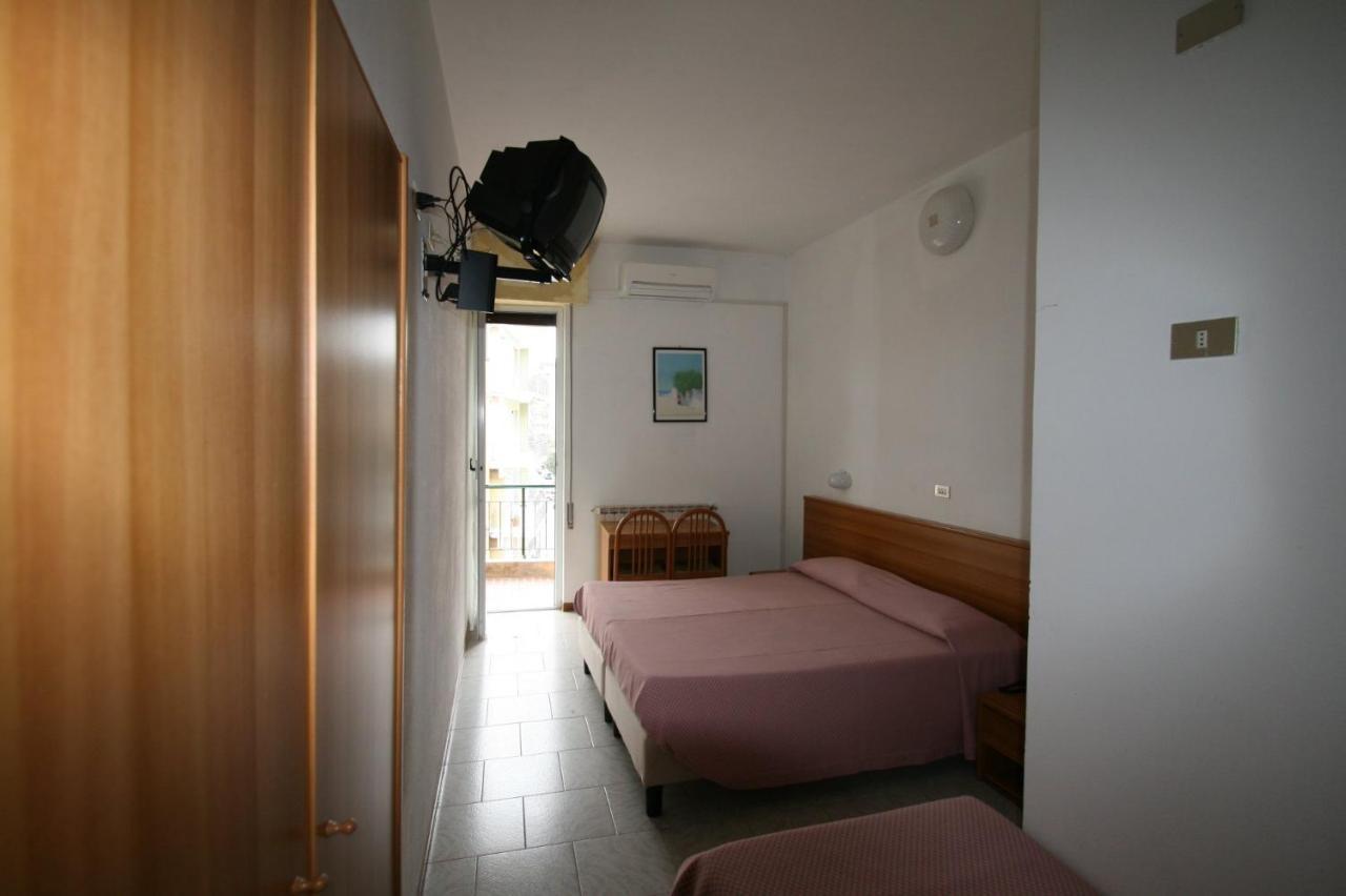 Hotel Milano Loano Esterno foto